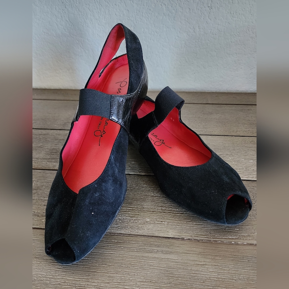 Pas De Rouge. shoes.Cute open toe wedges with suede and patent leather. Size 40.